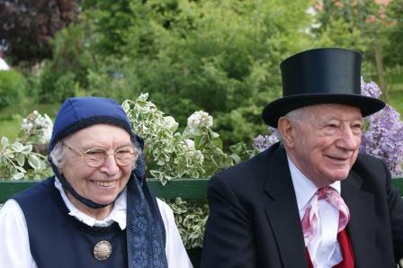 Kaethe und Harro auf Wagen.jpg